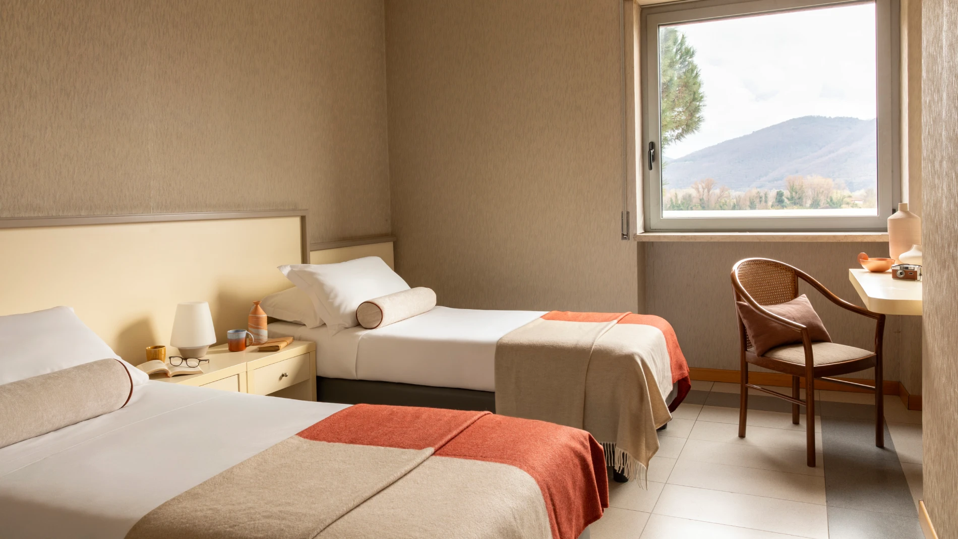 Bright and comfortable twin room near the Cinque Terre, ideal for a relaxing stay in Liguria - Hotel Al Sant'Andrea, BZAR hotels in Liguria
