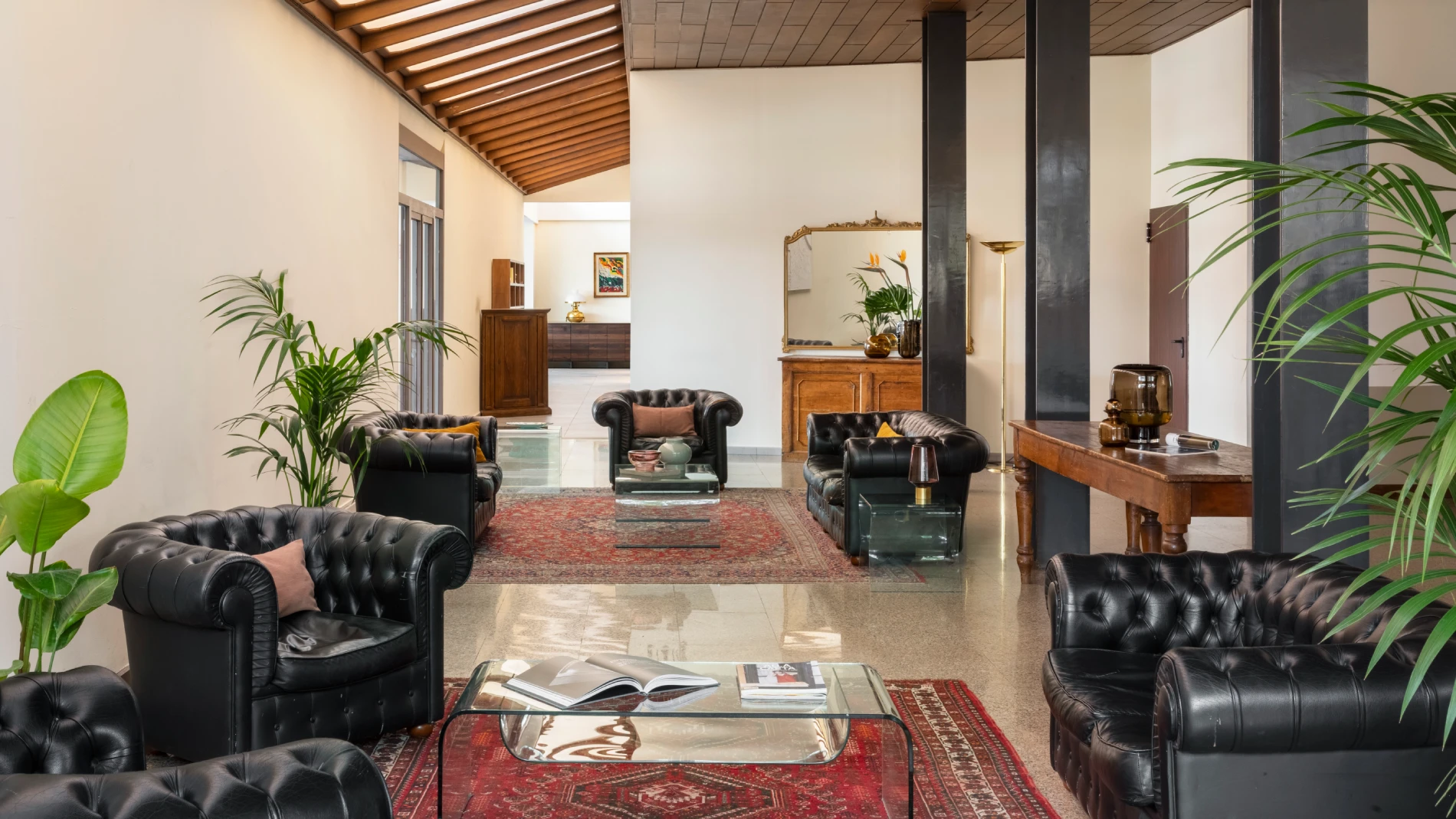 Elegant lobby with leather sofas and refined décor, perfect for relaxing during a stay in Liguria - Hotel Al Sant'Andrea, BZAR hotels in Liguria
