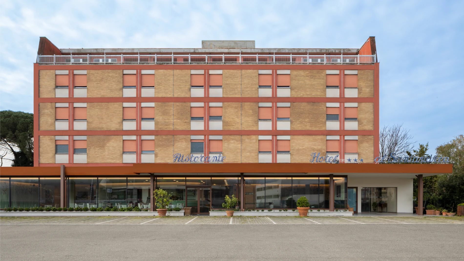 Hotel exterior in Sarzana with parking and easy access to the Cinque Terre and main Liguria destinations - Hotel Al Sant'Andrea, BZAR hotels in Liguria
