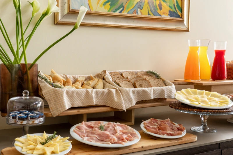 Buffet with assorted bread, cheeses, cold cuts and fresh juices, ideal for a full breakfast in Liguria - Hotel Al Sant'Andrea, BZAR hotels in Liguria