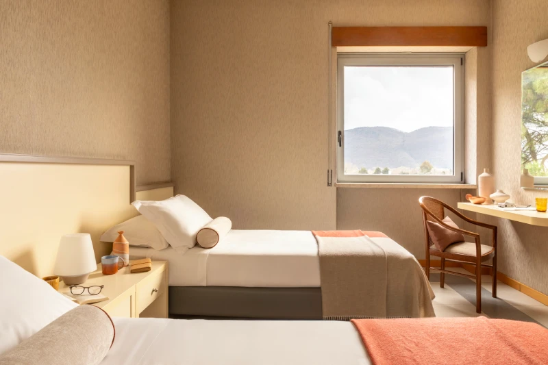Bright double room with twin beds, desk and open views, perfect for a comfortable stay in Liguria - Hotel Al Sant'Andrea, BZAR hotels in Liguria