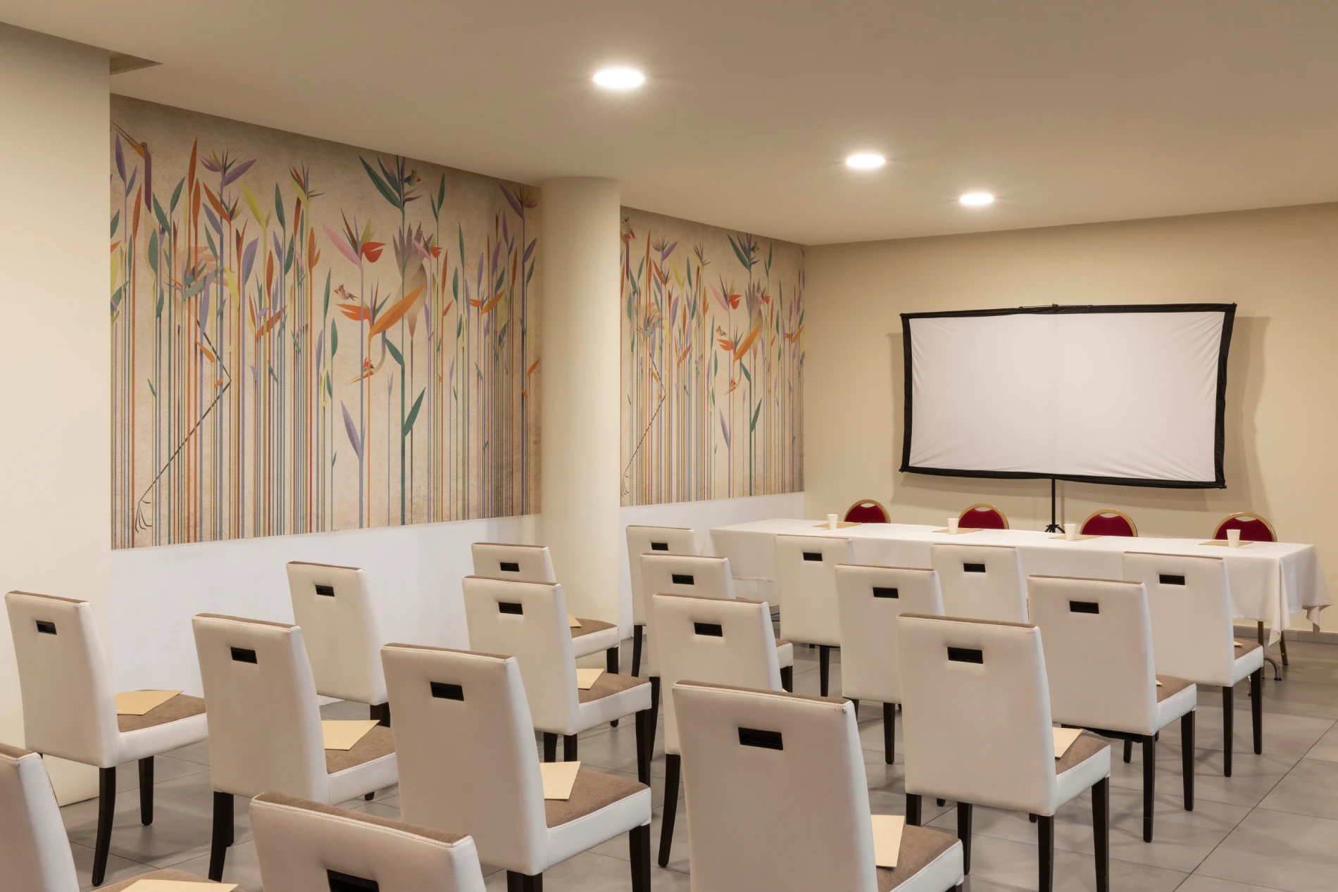 Meeting room in Sarzana with theatre-style seating, presentation screen and bright setup for events in Liguria - Hotel Al Sant'Andrea, BZAR hotels in Liguria
