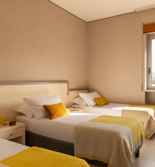 Camera tripla ampia e confortevole con letti separati, ideale per famiglie o piccoli gruppi in viaggio in Liguria - Hotel Al Sant'Andrea, BZAR hotels in Liguria