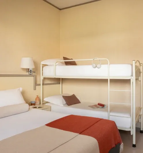 Camera family funzionale con letto matrimoniale e letto a castello, perfetta per famiglie in soggiorno in Liguria - Hotel Al Sant'Andrea, BZAR hotels in Liguria